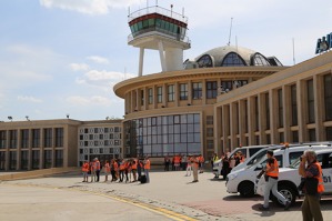 Ozvěny první etapy. Letiště Baneasa (LRBS) 9. září 2019 - novináři před historickou budovou letiště čekají na přílet Vzpomínkového letu. 